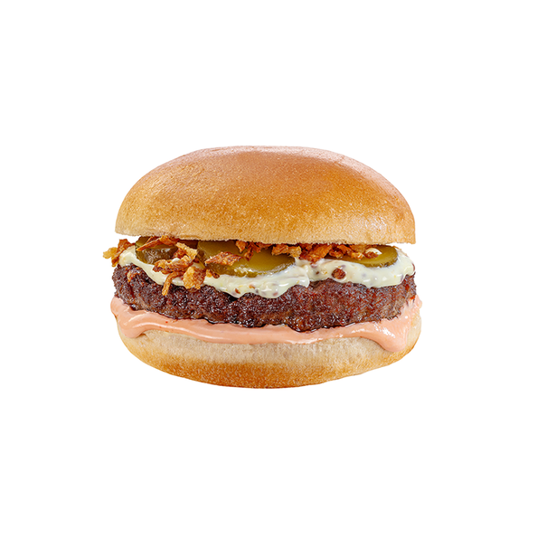 Böfsandwich Burger, Brioche Burgerbrötchen mit Rinder Patty, Burger Dressing, Remouladen-Senf Dressing und eingelegten Gurken