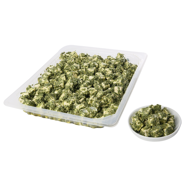 Weichkäsewürfel, eingelegt in hausgemachtem Basilikum Pesto