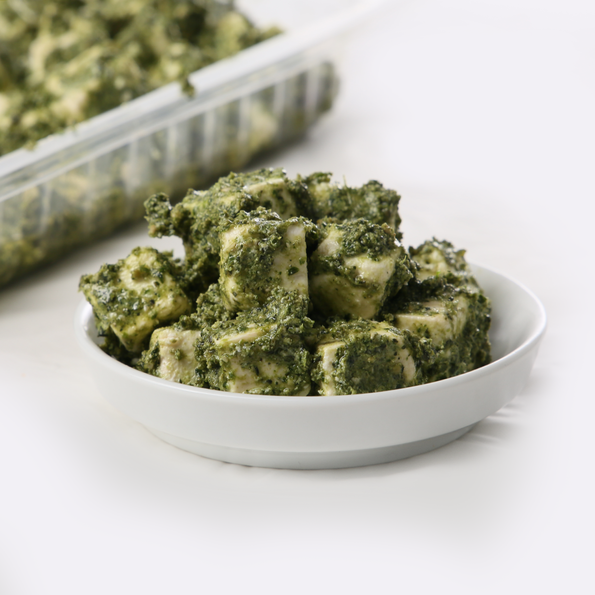 Weichkäsewürfel, eingelegt in Pesto